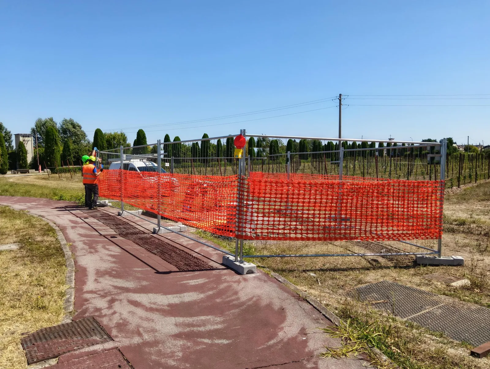 Area di cantiere delimitata lungo una via cittadina.