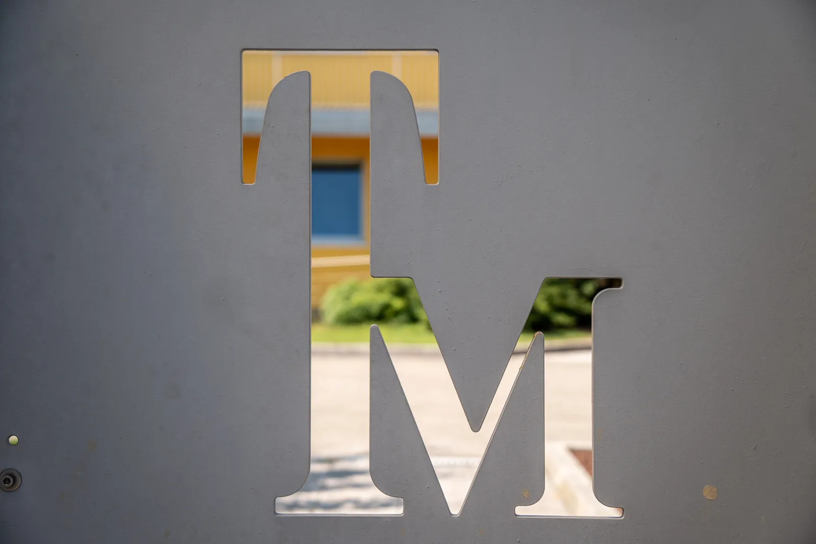 Il monogramma T&M intagliato all'ingresso della sede di San Donà di Piave