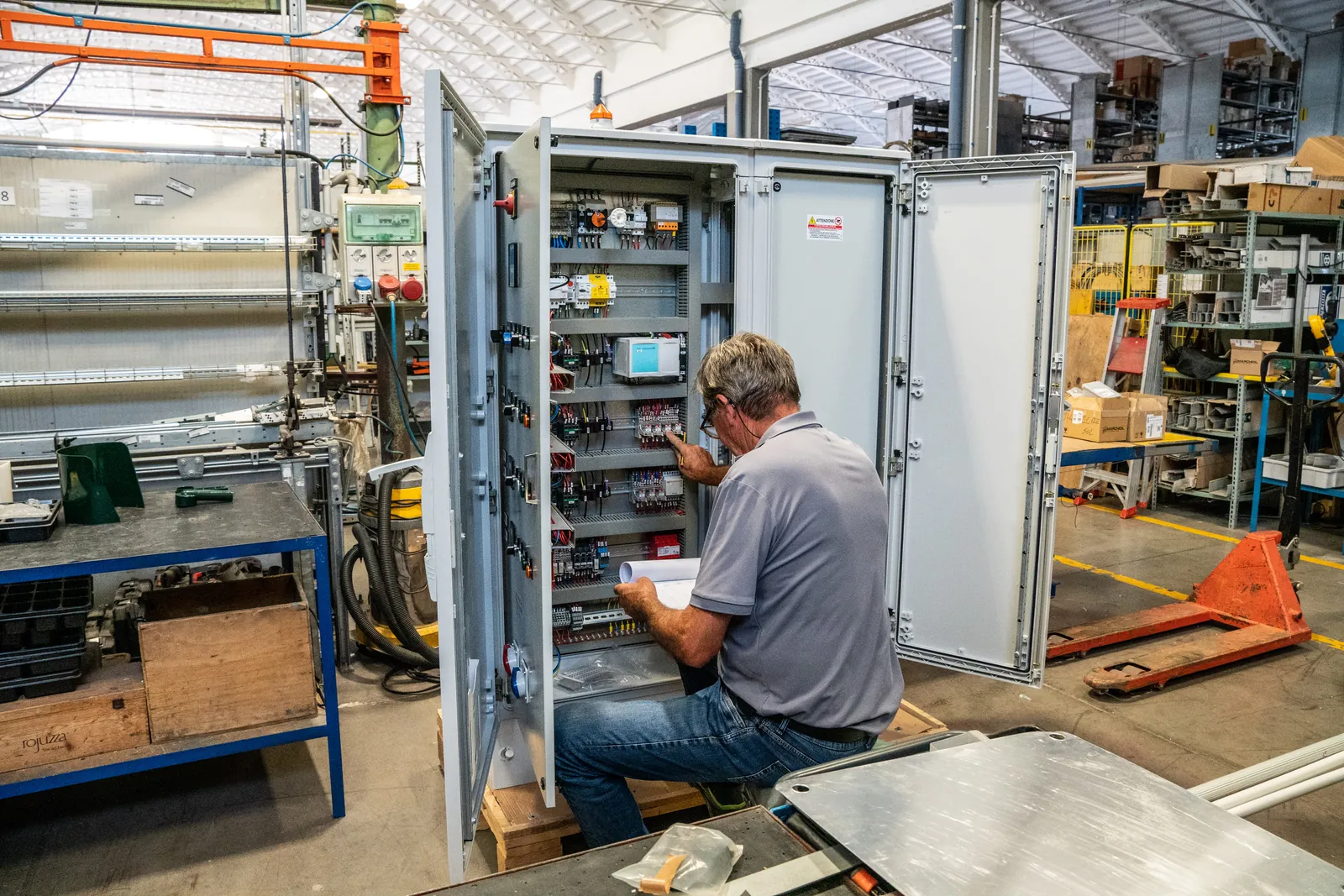 Interno di un quadro elettrico durante il cablaggio.