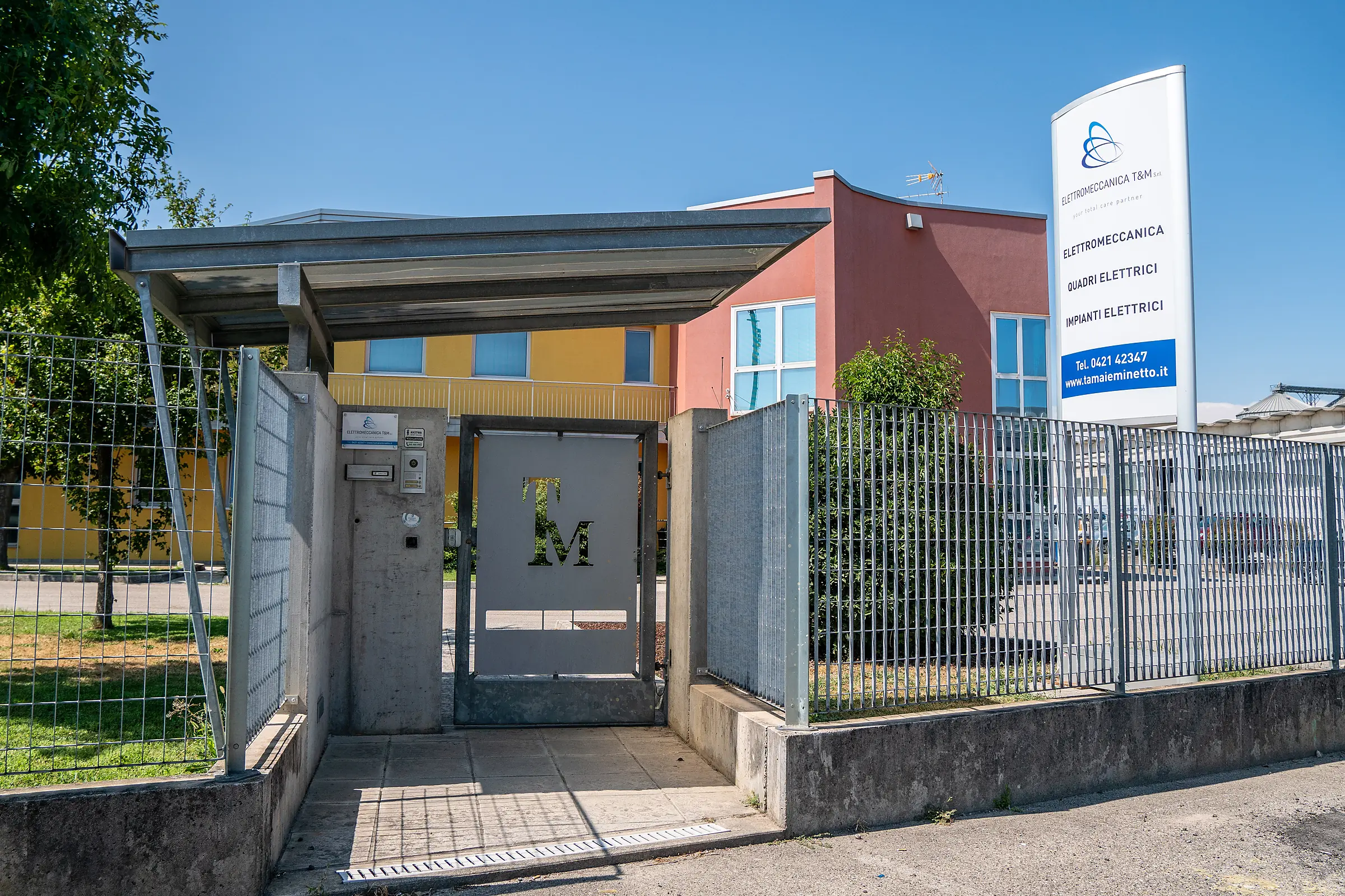 L'edificio della sede aziendale visto dall'esterno.